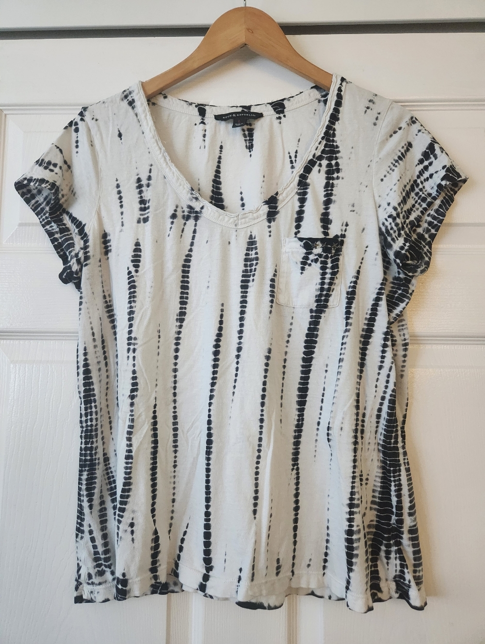 Rock & Republic White Tee with Black Tie-Dye Stripes - Women's Large